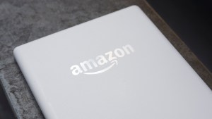 Bidikan belakang miring Amazon Kindle 2016
