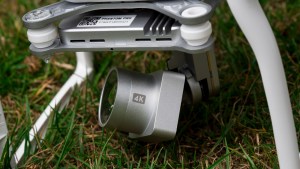 Професионален преглед на DJI Phantom 3: Моторизираният кардан на Phantom поддържа камерата стабилна, докато летите