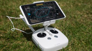Професионален преглед на DJI Phantom 3: Новият полетен контролер може да побере големи таблети, както и телефони