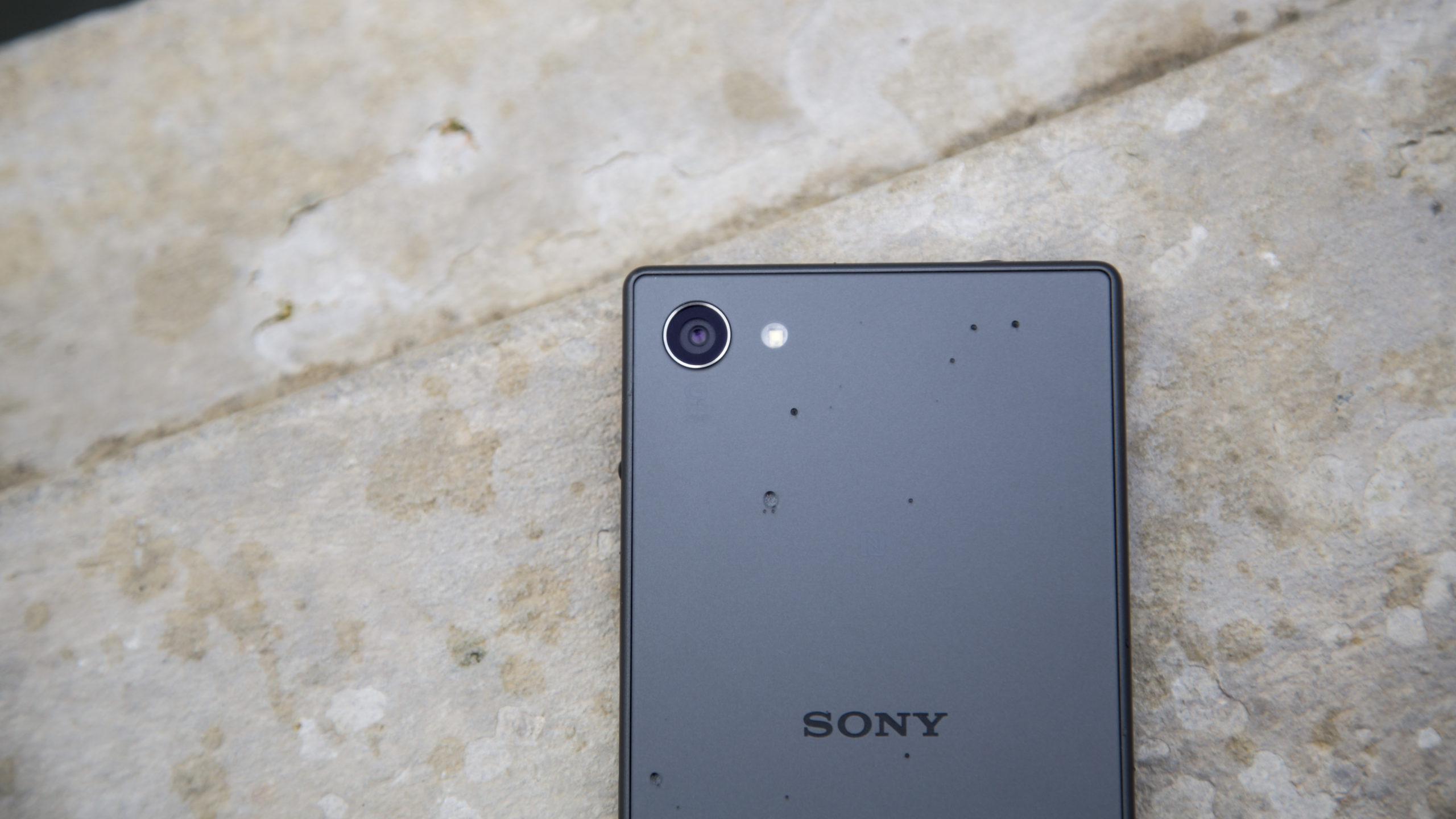 Компактен преглед на Sony Xperia Z5: Електроцентралата с размер на пинта ни вълнува отново