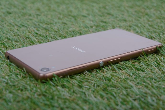 Sony Xperia Z3 - pandangan belakang pada sudut serong